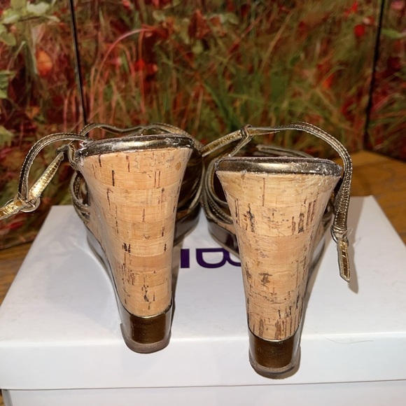 Preowned Charles David Bronze Wedges Size 8 - Picture 3 of 5